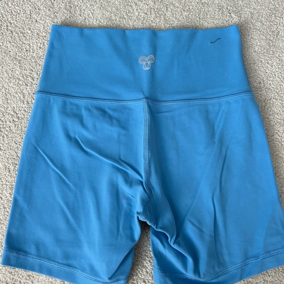 Aritzia TNA action biker shorts - Picture 2 of 3